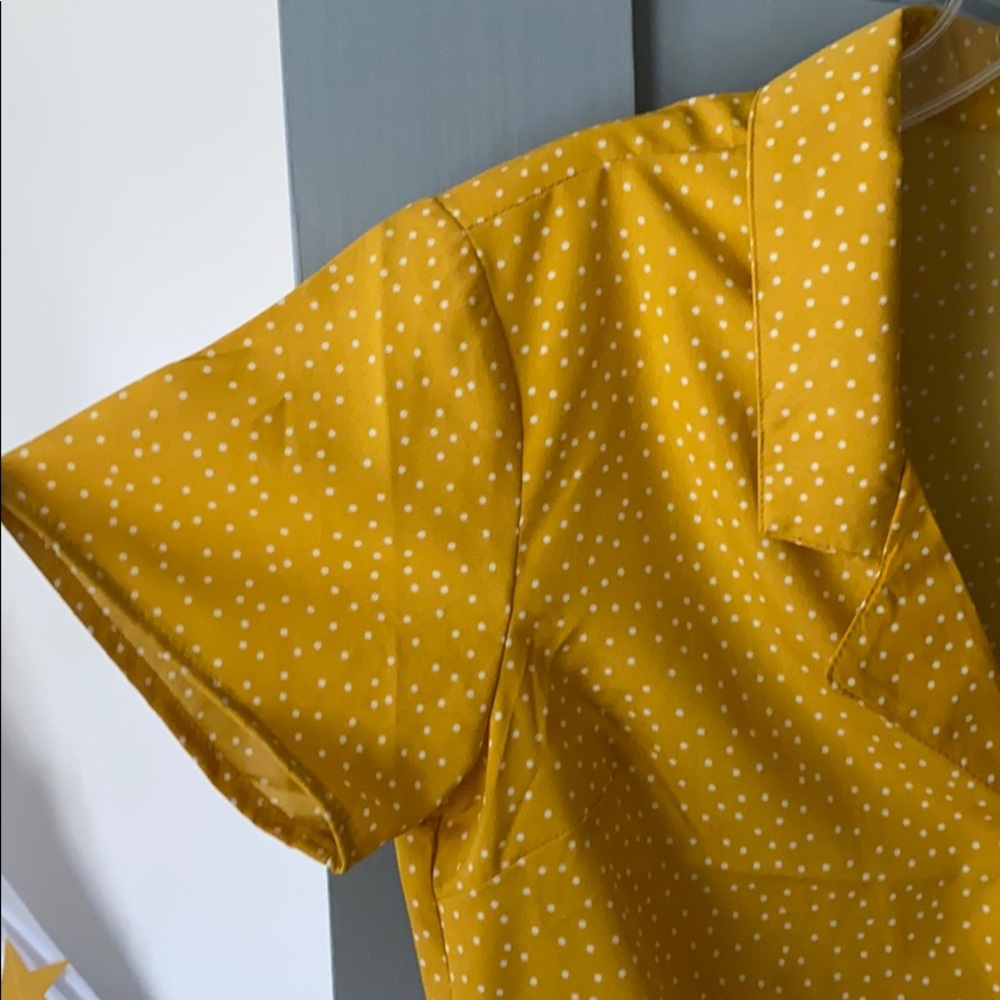 Crop button down w front tie - Picture 4 of 7